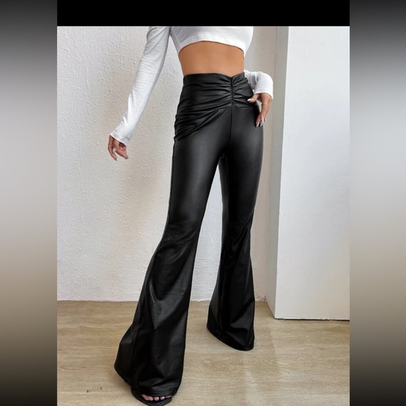 🖤🖤NWOT-RUCHED PU LEATHER FLARE LEG PANTS SZ M🖤🖤 - Picture 1 of 6